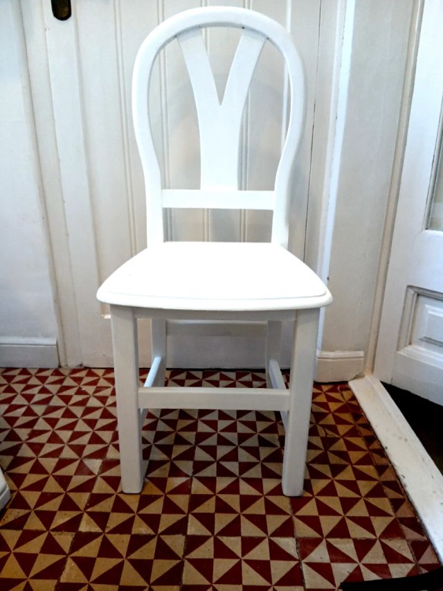 NUEVO!  4 sillas de madera maciza blanca.