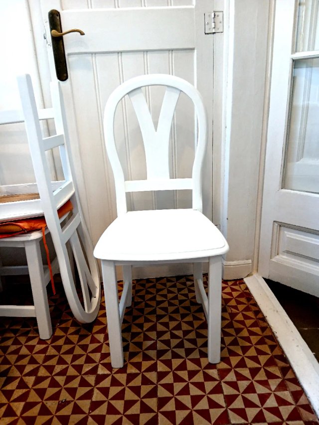 NUEVO!  4 sillas de madera maciza blanca.