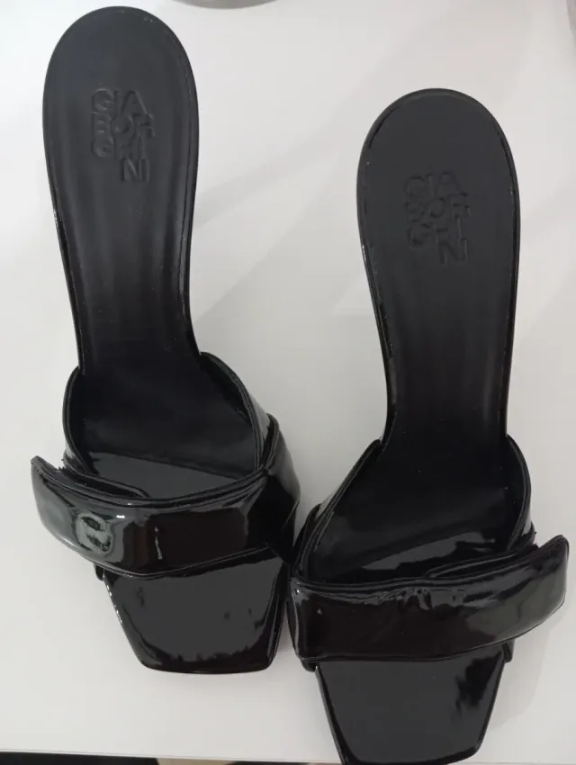 Mules Gia Borghini charol piel negras.