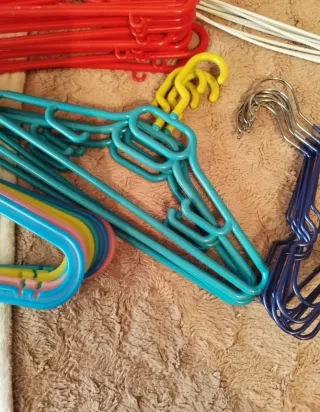 40 Perchas Plástico Multicolor. Envío por inpost