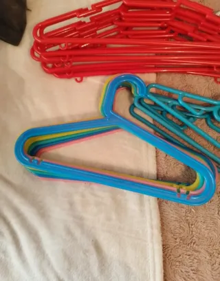 40 Perchas Plástico Multicolor. Envío por inpost