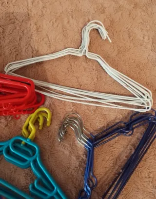 40 Perchas Plástico Multicolor. Envío por inpost