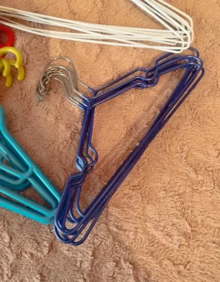 40 Perchas Plástico Multicolor. Envío por inpost