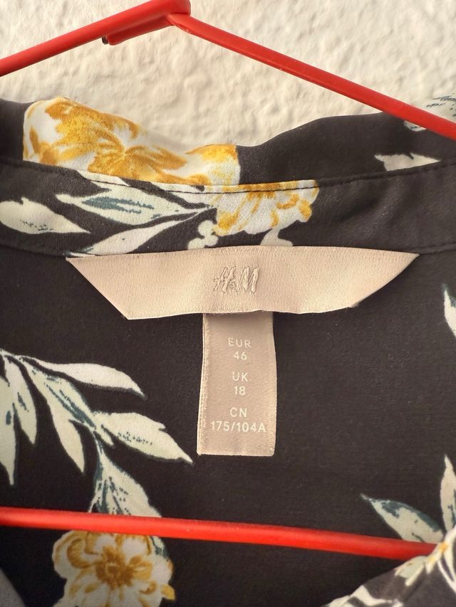 Camisa H&M floral gris oscuro talla 46