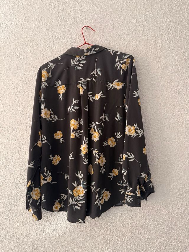 Camisa H&M floral gris oscuro talla 46