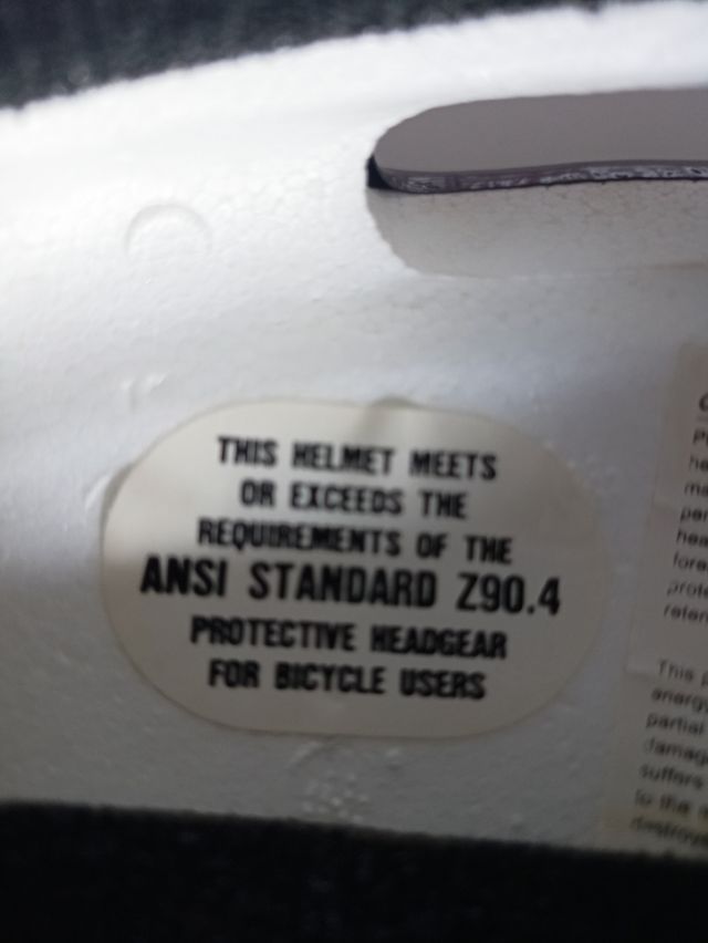 Casco de bicicleta morado brillante