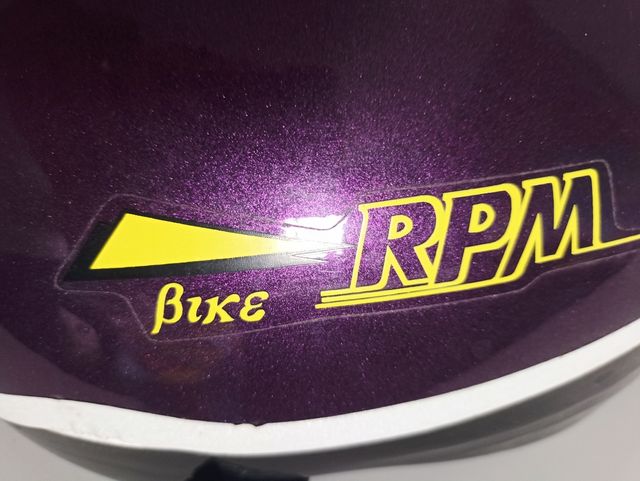 Casco de bicicleta morado brillante