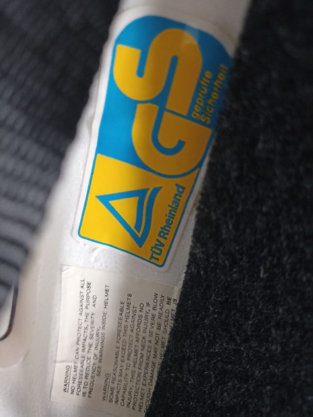 Casco de bicicleta morado brillante