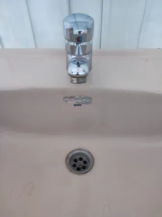 Lavabo completo beige con grifo plateado