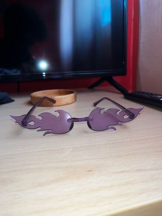 Gafas de sol moradas con diseño de llamas
