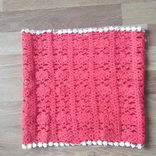 Cuello de punto coral con puntilla blanca