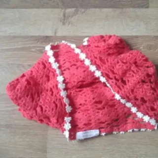 Cuello de punto coral con puntilla blanca