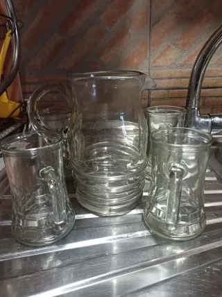 Jarra y 4 jarras de cristal