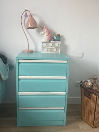 Cajonera azul y blanca pintada