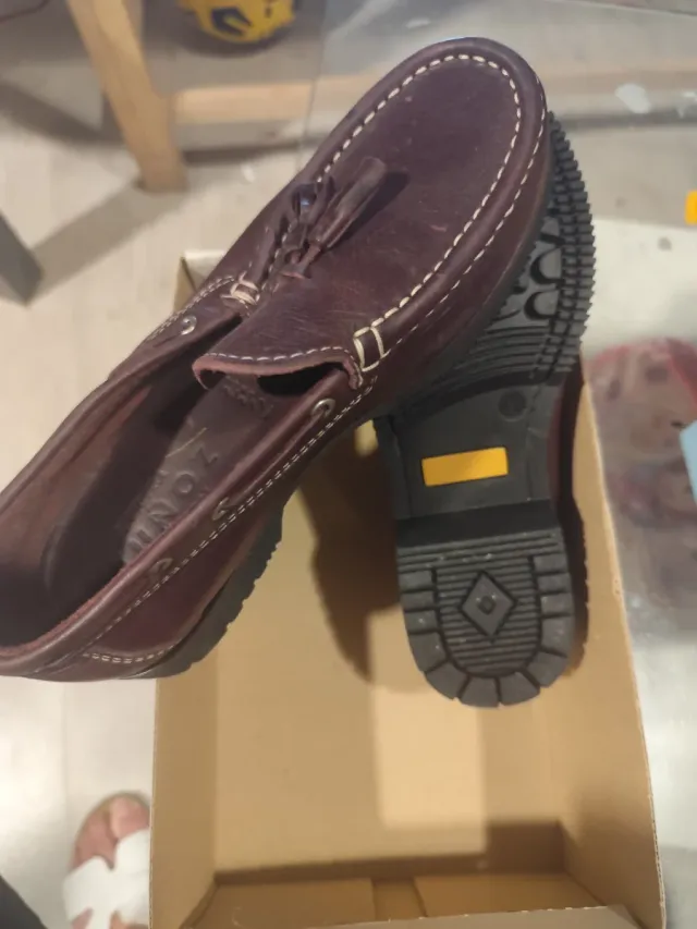 Náuticos de piel con borlas