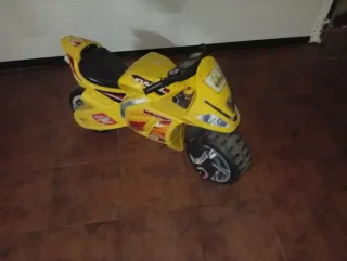 Moto correpasillos grande amarilla