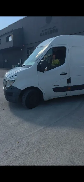 Se alquilaFurgoneta espaciosa para flete y mudanza