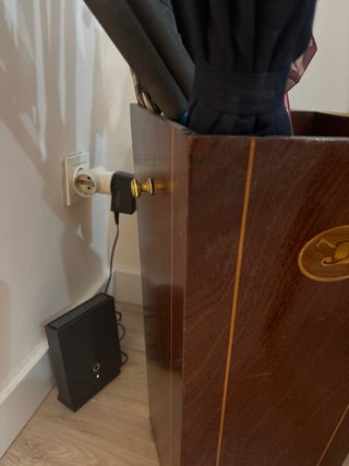 Paragüero de madera antiguo con asas doradas