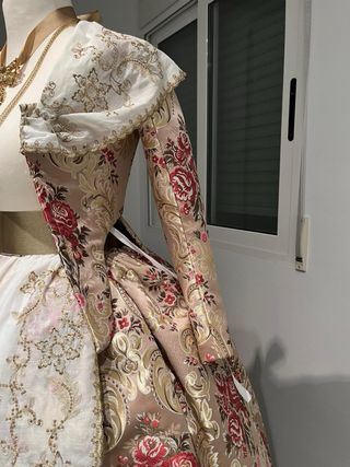 Traje de Fallera Oro y Rosa
fondo beige 

