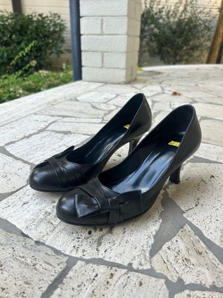 Tacchi neri da donna con fiocco