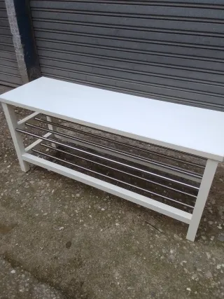 Banco zapatero blanco con estantes metálicos