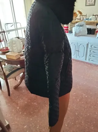 Chaquetón negro con capucha de pelo