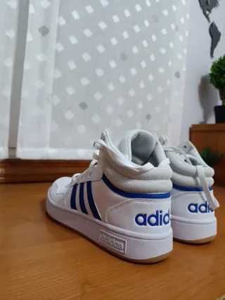 Zapatillas Adidas altas blancas y azules