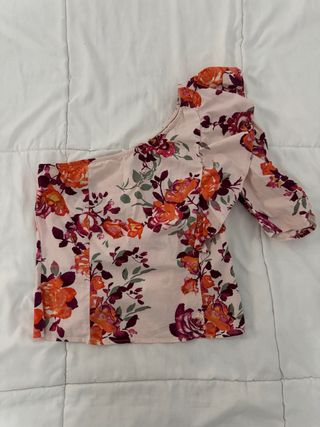 Blusa de una manga con estampado floral