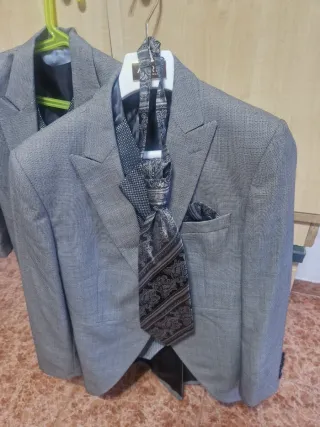 Trajes boda de niño y
Chaquet gris adulto y niňo 