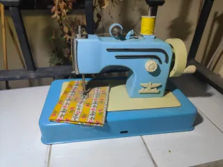 máquina de coser de juguete alemana marca CASIGE