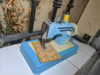 máquina de coser de juguete alemana marca CASIGE