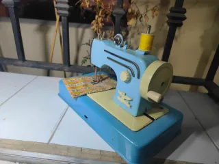 máquina de coser de juguete alemana marca CASIGE