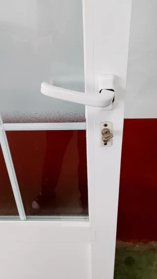 Puerta de Aluminio Blanca , incluye  el marco.