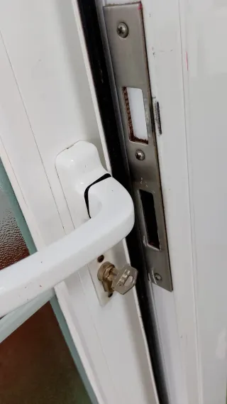 Puerta de Aluminio Blanca , incluye  el marco.