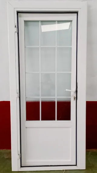 Puerta de Aluminio Blanca , incluye  el marco.