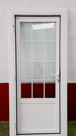 Puerta de Aluminio Blanca , incluye  el marco.