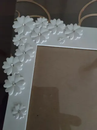 Cornice bianca decorata con fiori