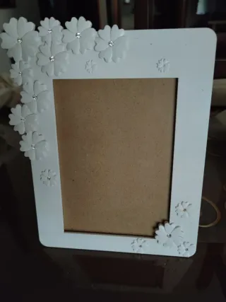 Cornice bianca decorata con fiori