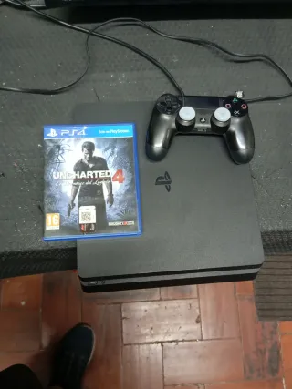PS4 Slim Negra + Juego Uncharted