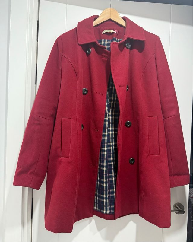 Abrigo Stradivarius rojo-burdeos