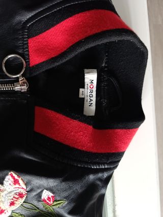 Chaqueta negra y roja con bordado