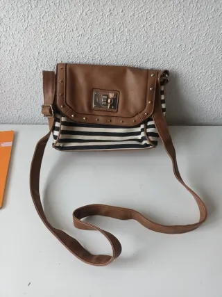 Bolso bandolera marrón y rayas