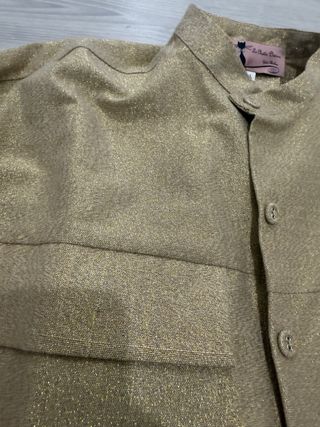 Chaqueta bolero dorada.