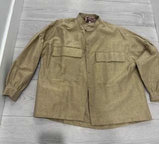 Chaqueta bolero dorada.