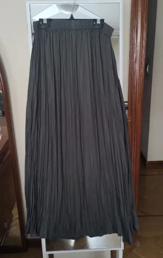 Falda midi gris plisada