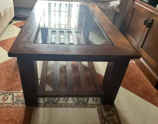 Mesa baja de madera con tapa de cristal