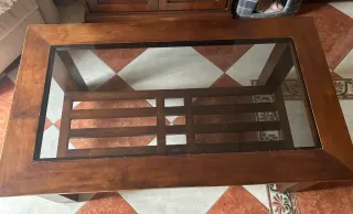 Mesa baja de madera con tapa de cristal