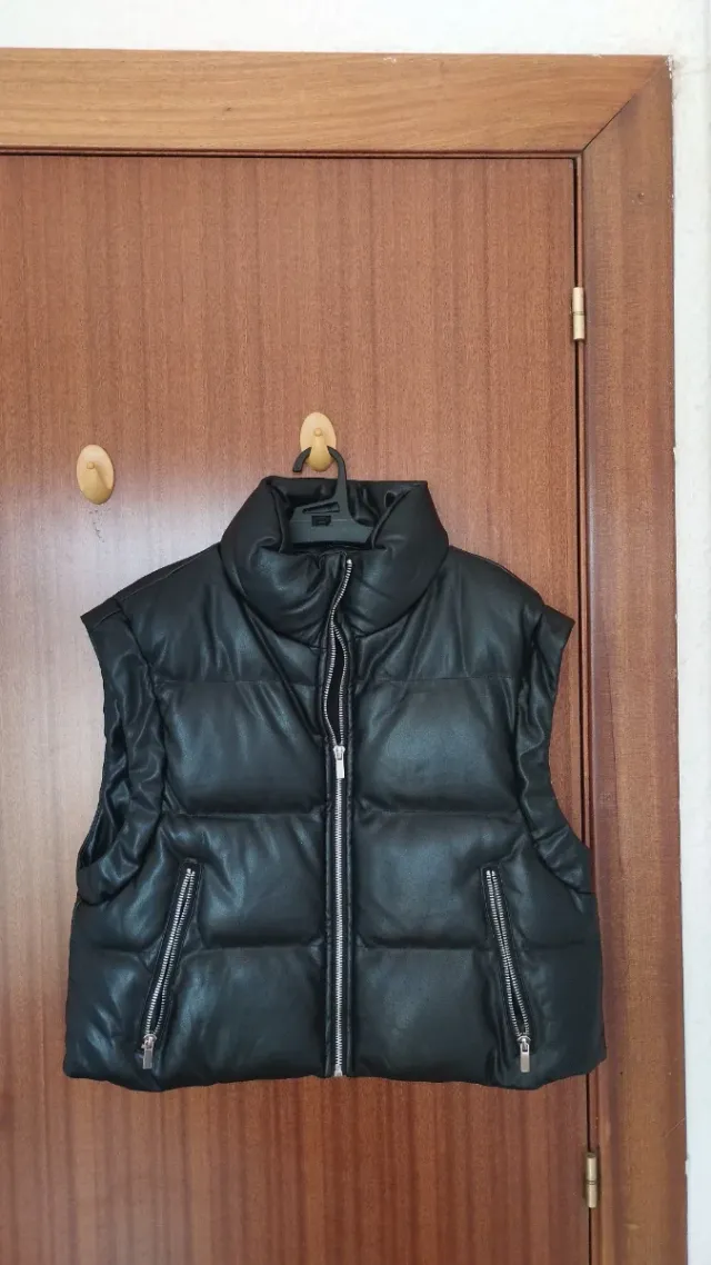 Chaleco acolchado de cuero Bershka negro