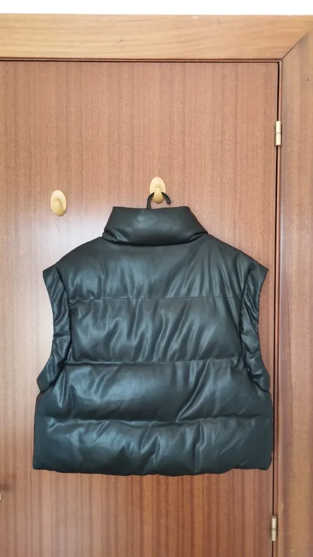 Chaleco acolchado de cuero Bershka negro