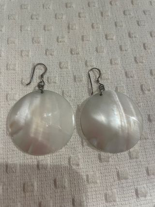 Pendientes blancos redondos